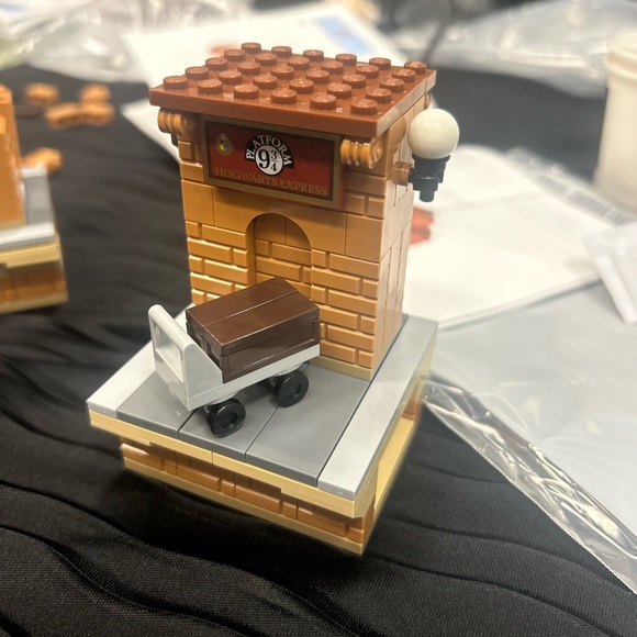 Harry Potter LEGO Platform 9 3/4 RARE - Picture 2 of 3